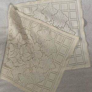 Vintage Elegant Cream Lace Table runner 28”X13”